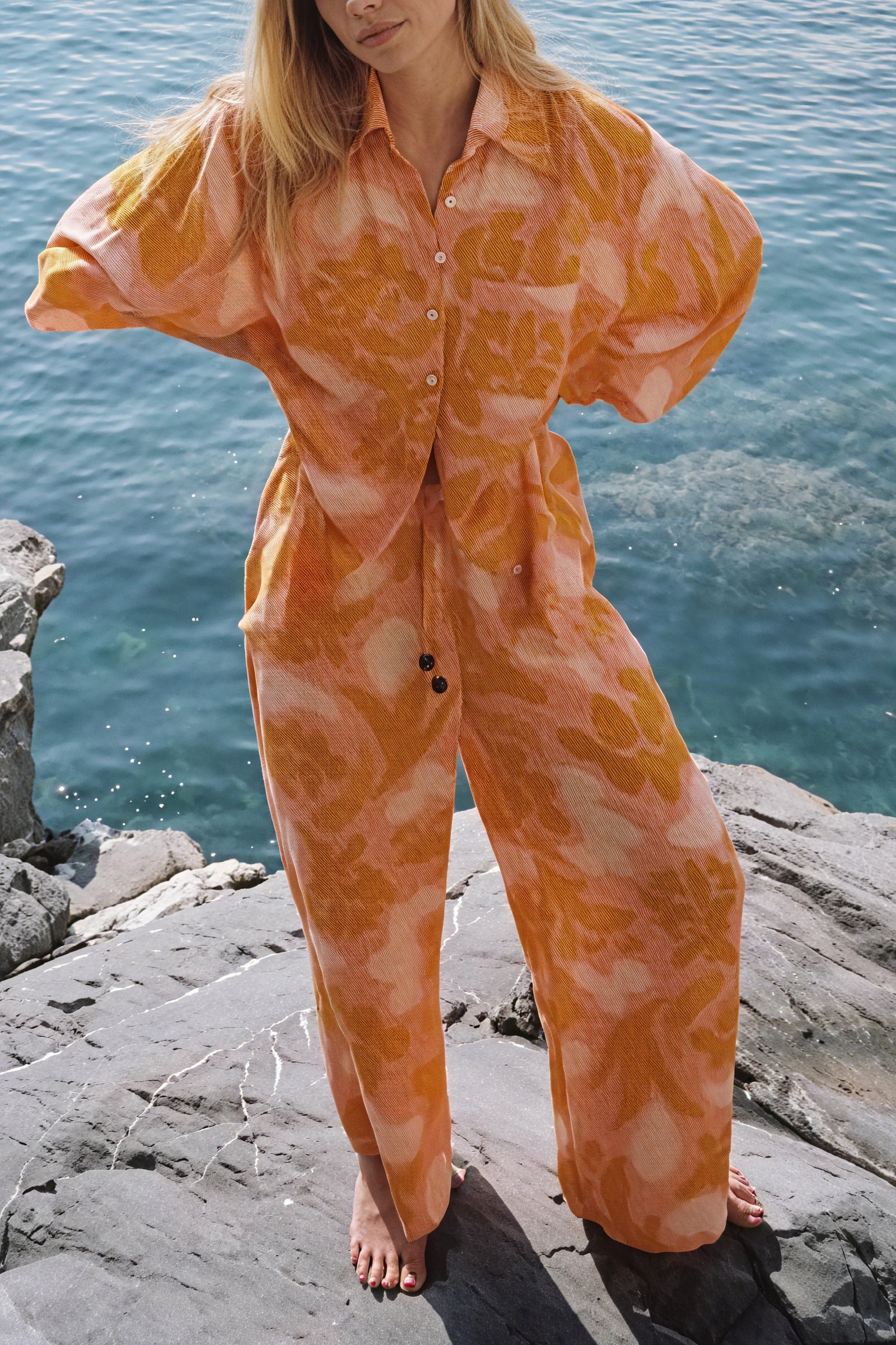 Gemusterter Pyjama mit weitem Bein