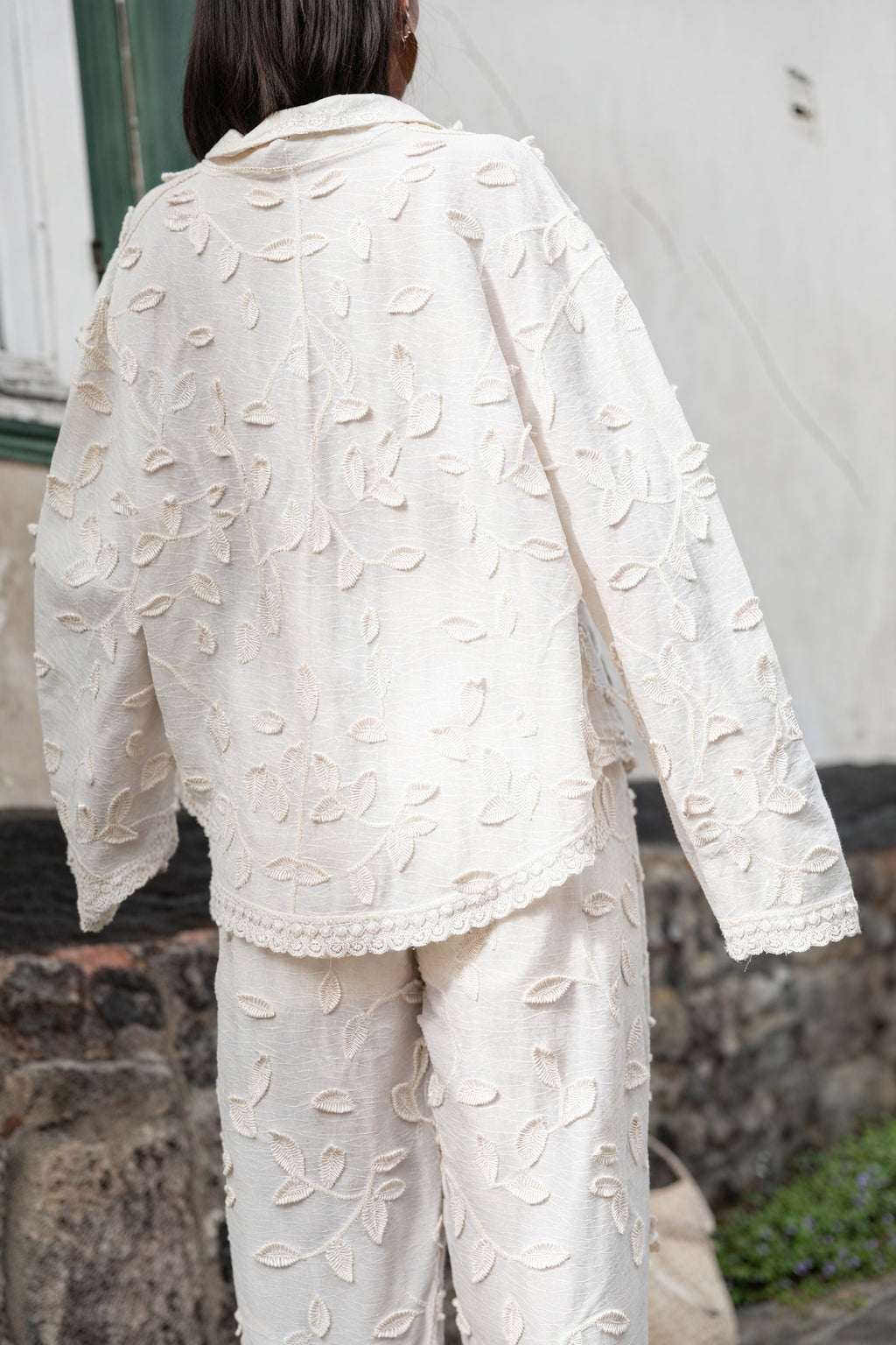 Leichter Anzug mit Stickerei-Detail