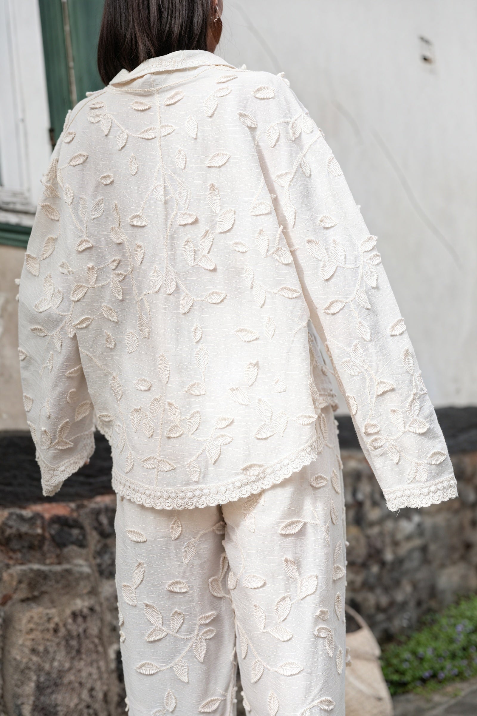 Leichter Anzug mit Stickerei-Detail