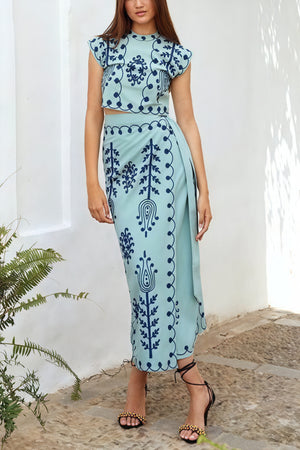 Sommerliches Ensemble: Crop Top & Midi-Rock
