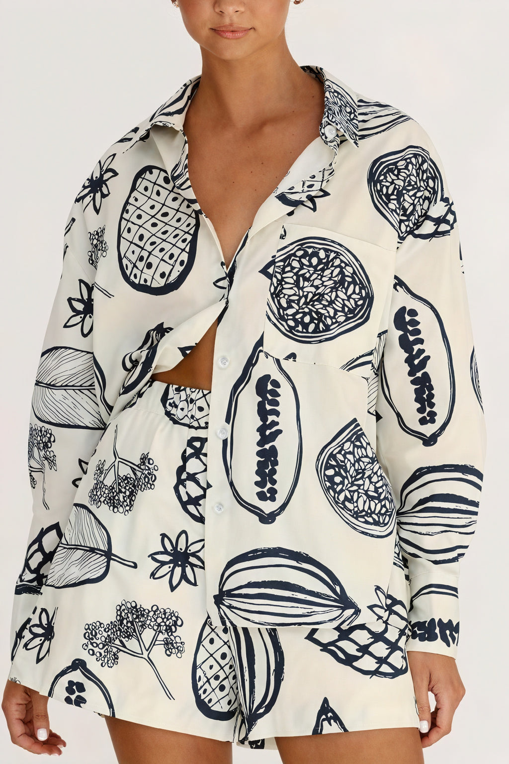 Gemusterter Schlafanzug mit Knopfleiste