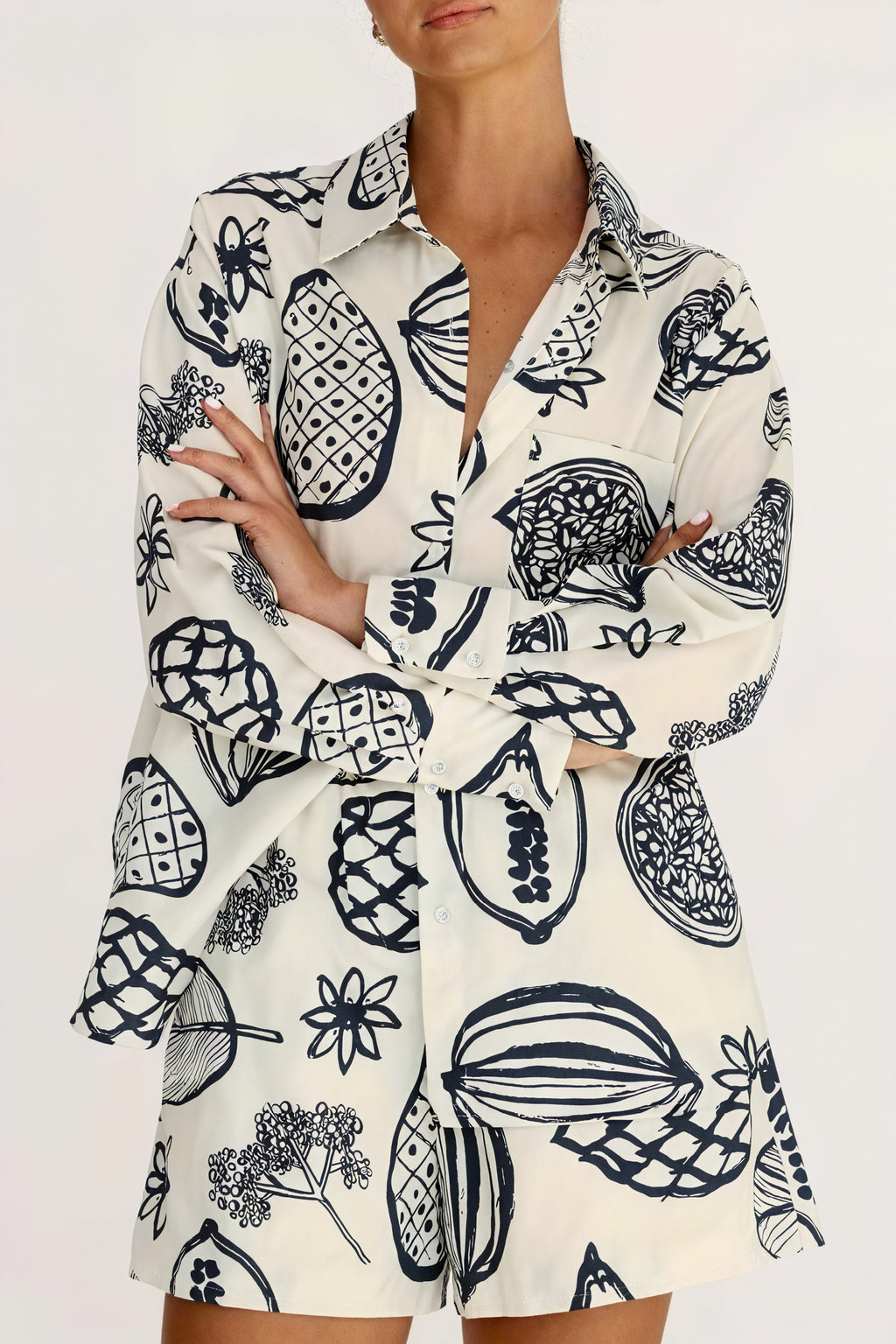 Gemusterter Schlafanzug mit Knopfleiste