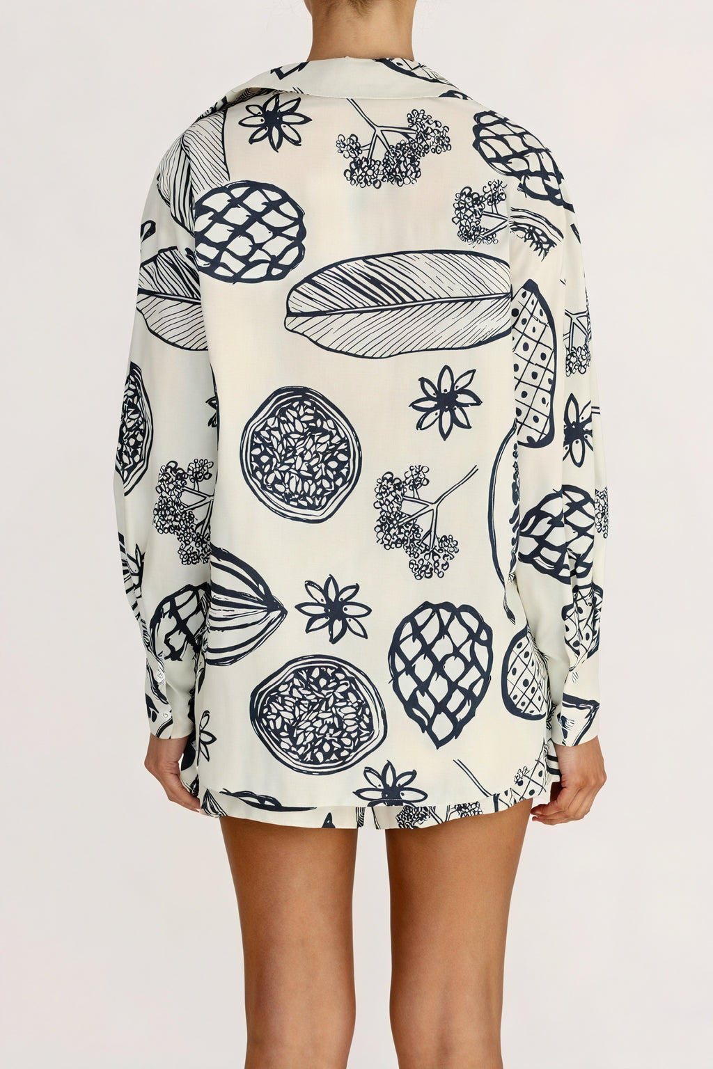 Gemusterter Schlafanzug mit Knopfleiste