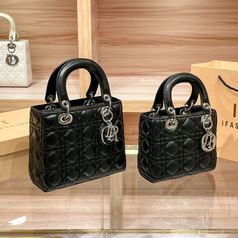 Elegante Quilted Handtasche mit Charm-Detail