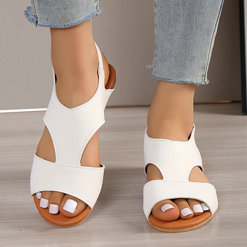 Minimalistische Sandalen mit T-Riemen Design
