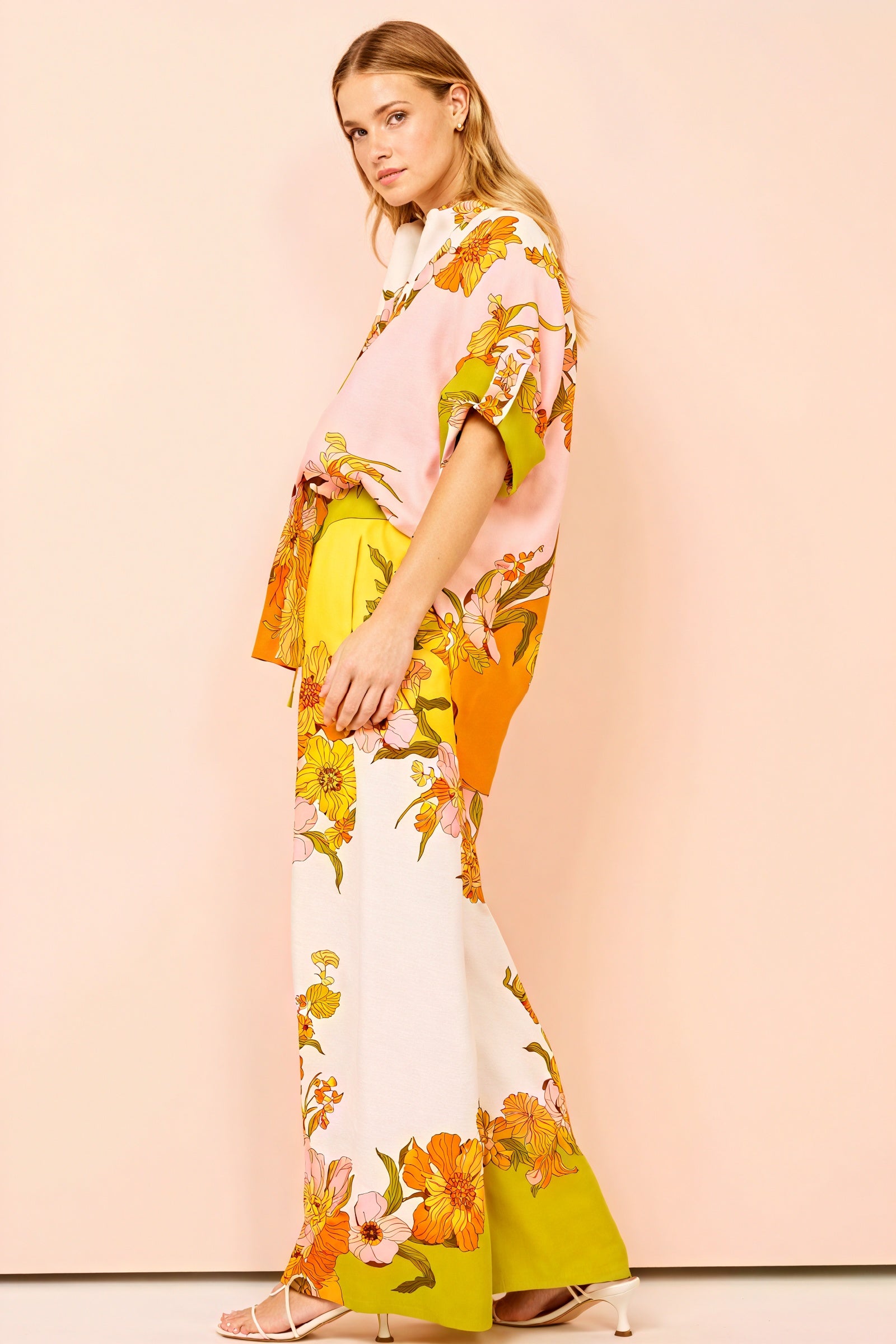 Floral Vibes: Lässiger Anzug für den Sommer