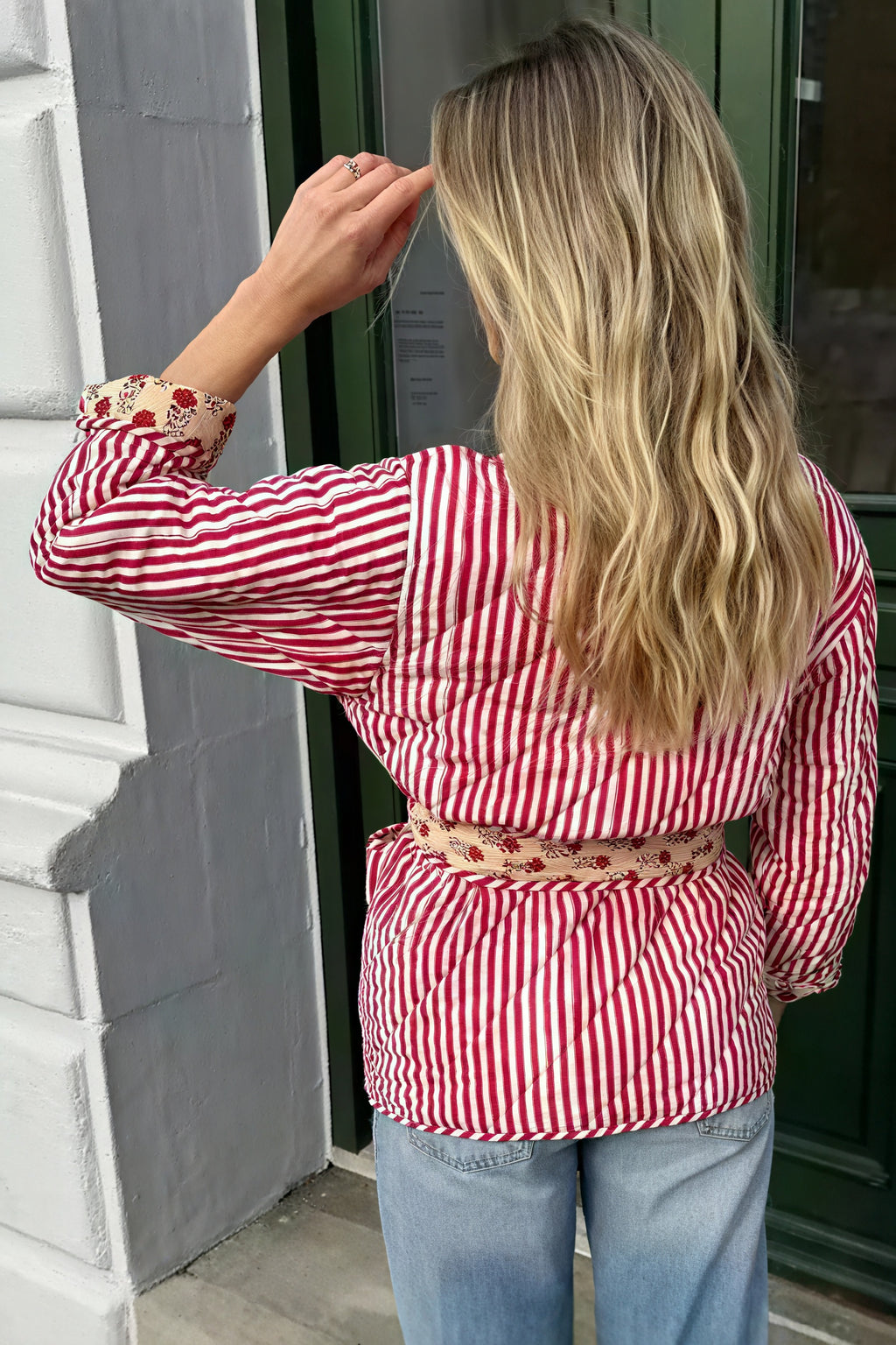 Gesteppte Jacke mit Blumenmuster und Bindegürtel