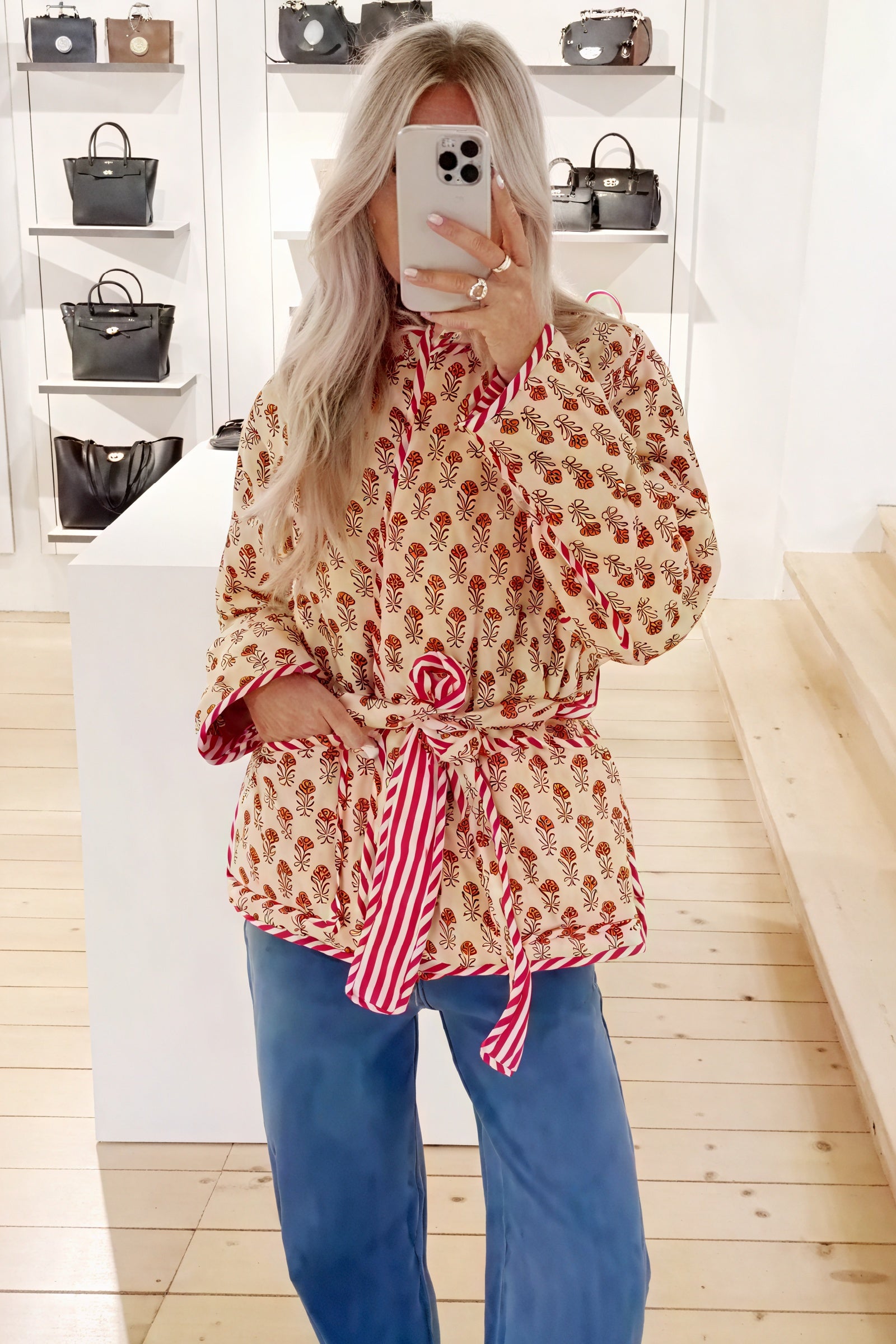 Gesteppte Jacke mit Blumenmuster und Bindegürtel