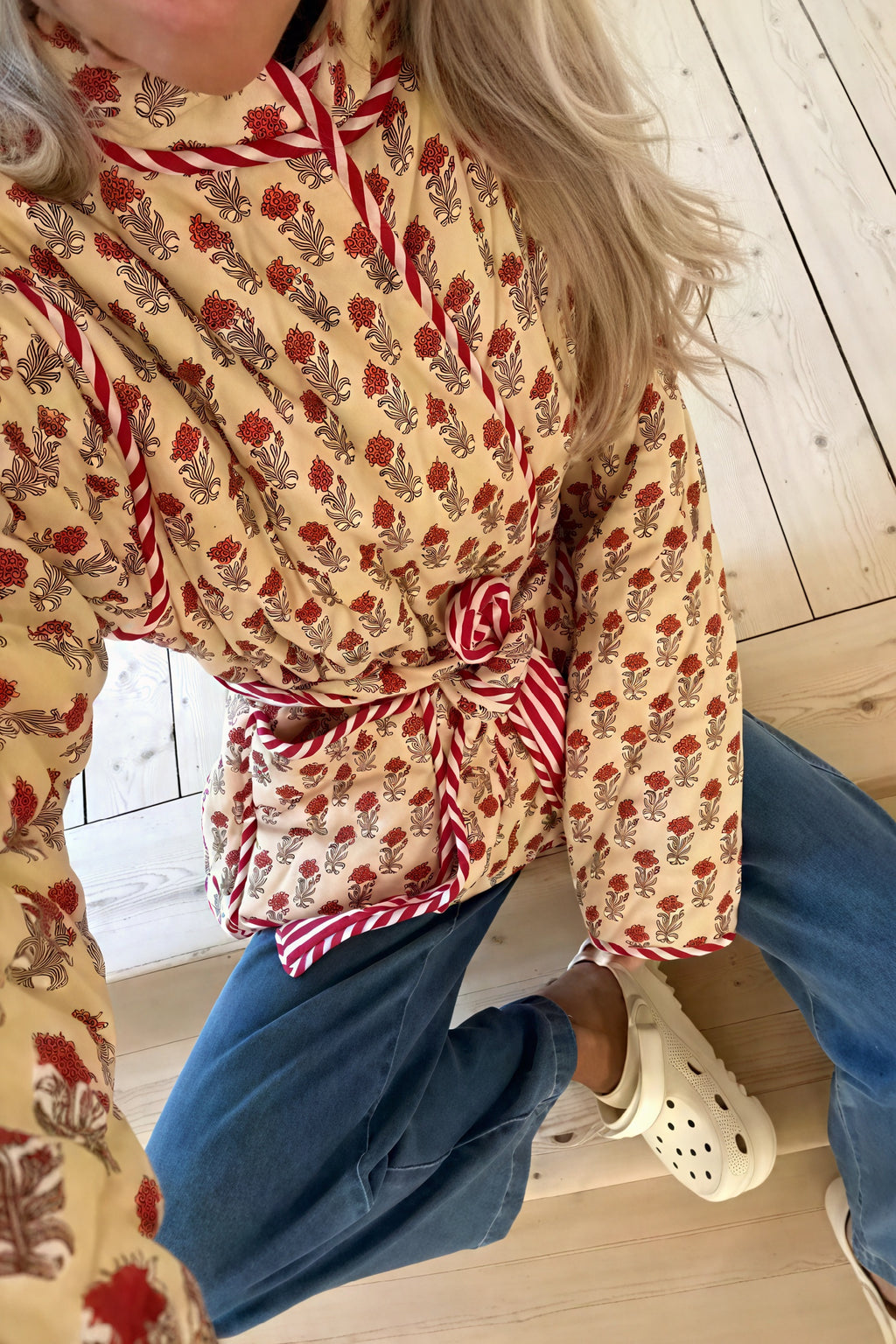 Gesteppte Jacke mit Blumenmuster und Bindegürtel