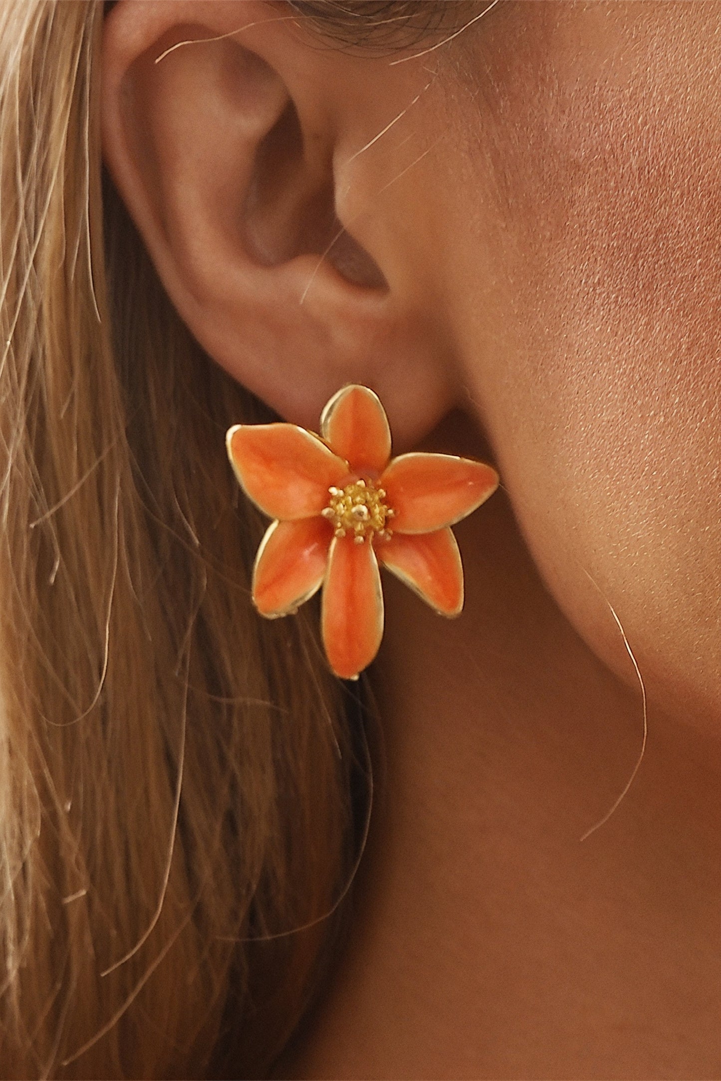Blumenohrstecker mit Goldakzenten