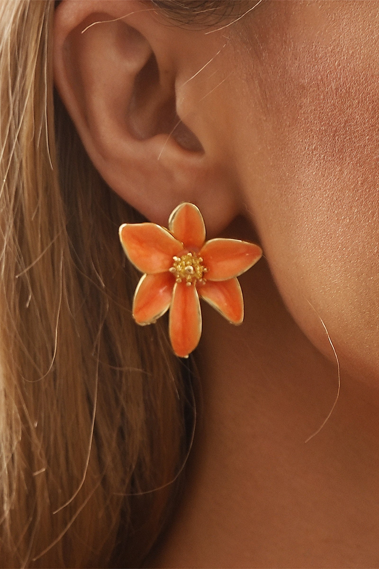 Blumenohrstecker mit Goldakzenten