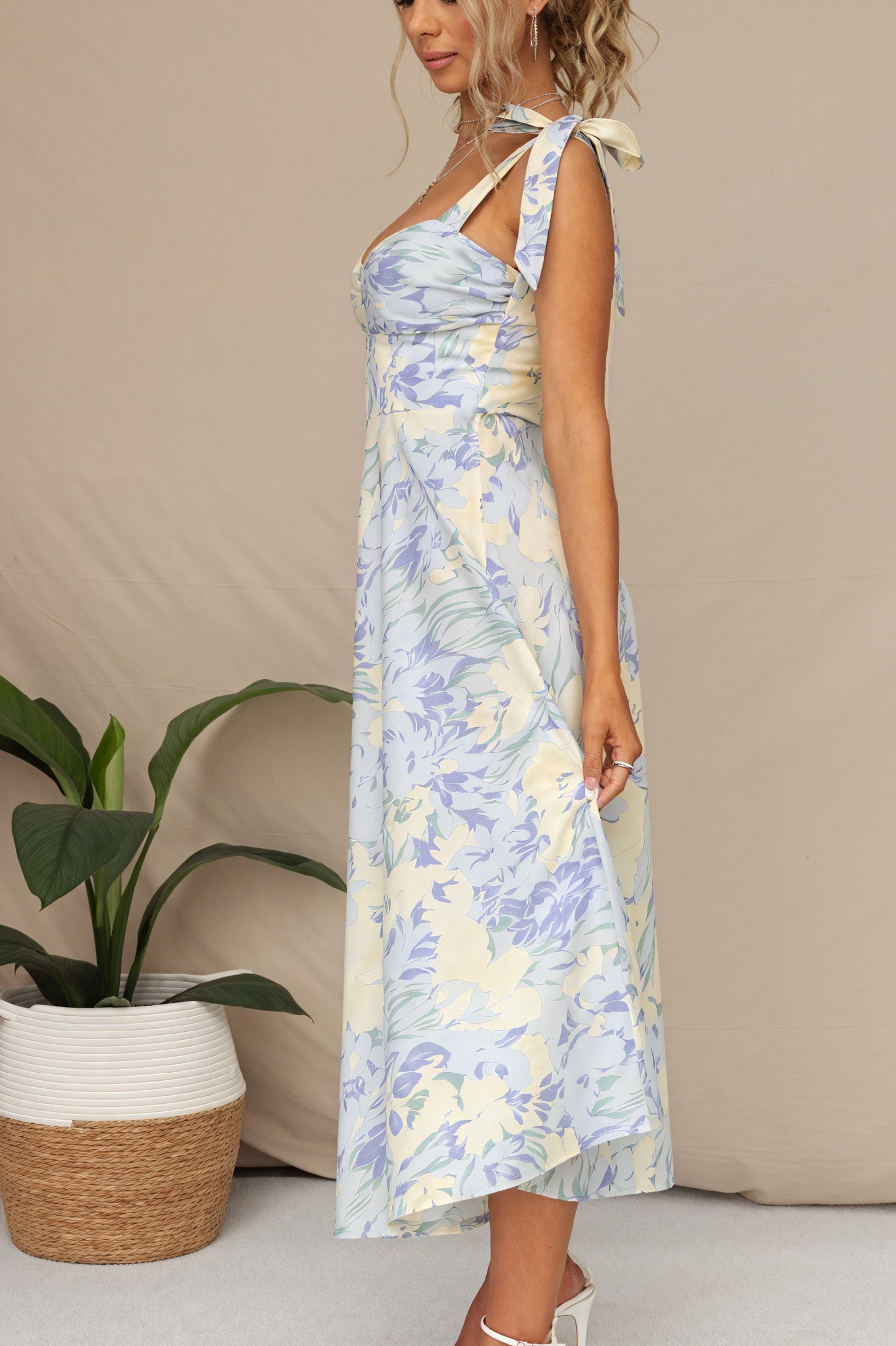 Geblümtes Midi-Kleid mit Bindedetail