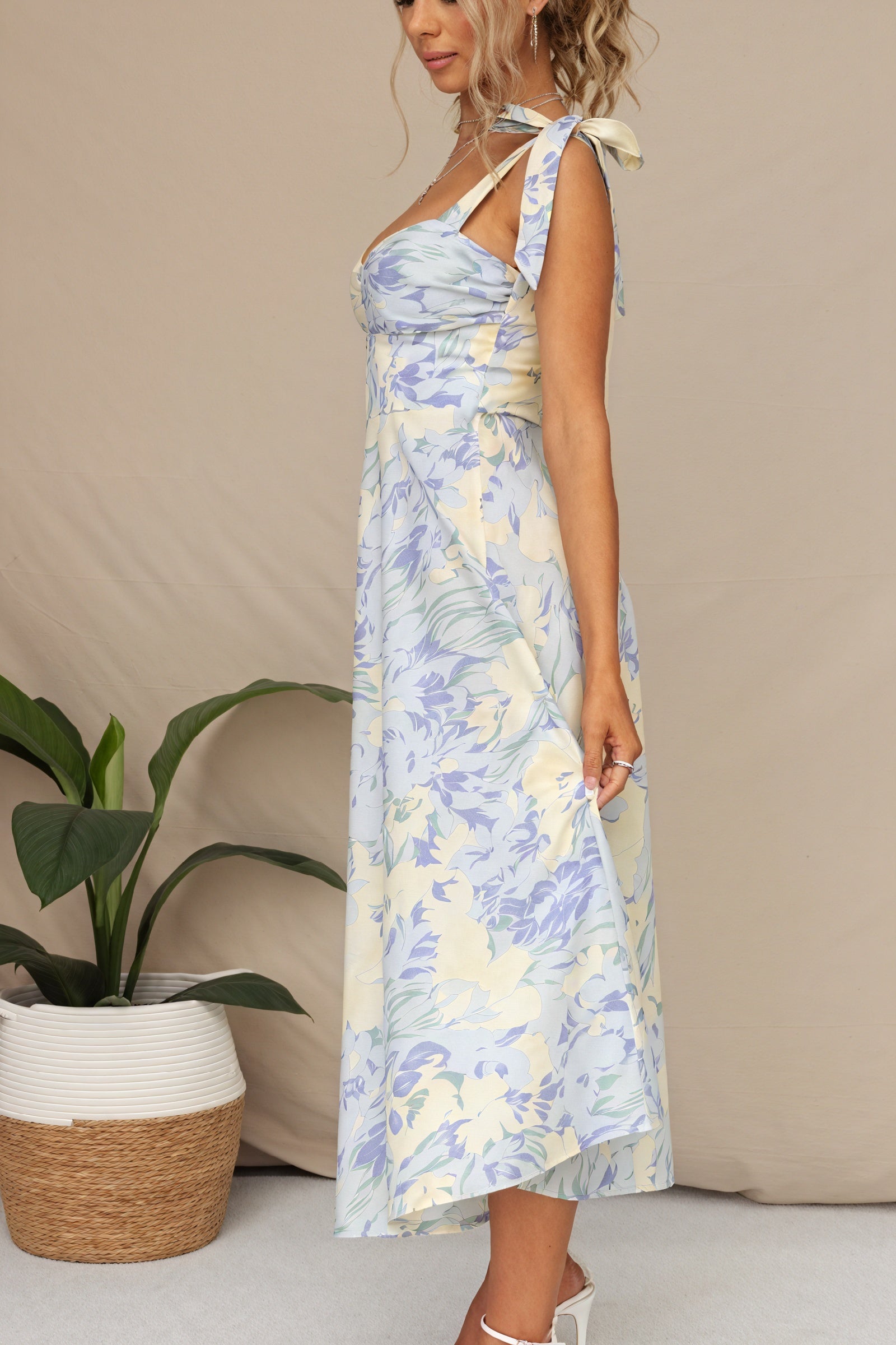 Geblümtes Midi-Kleid mit Bindedetail