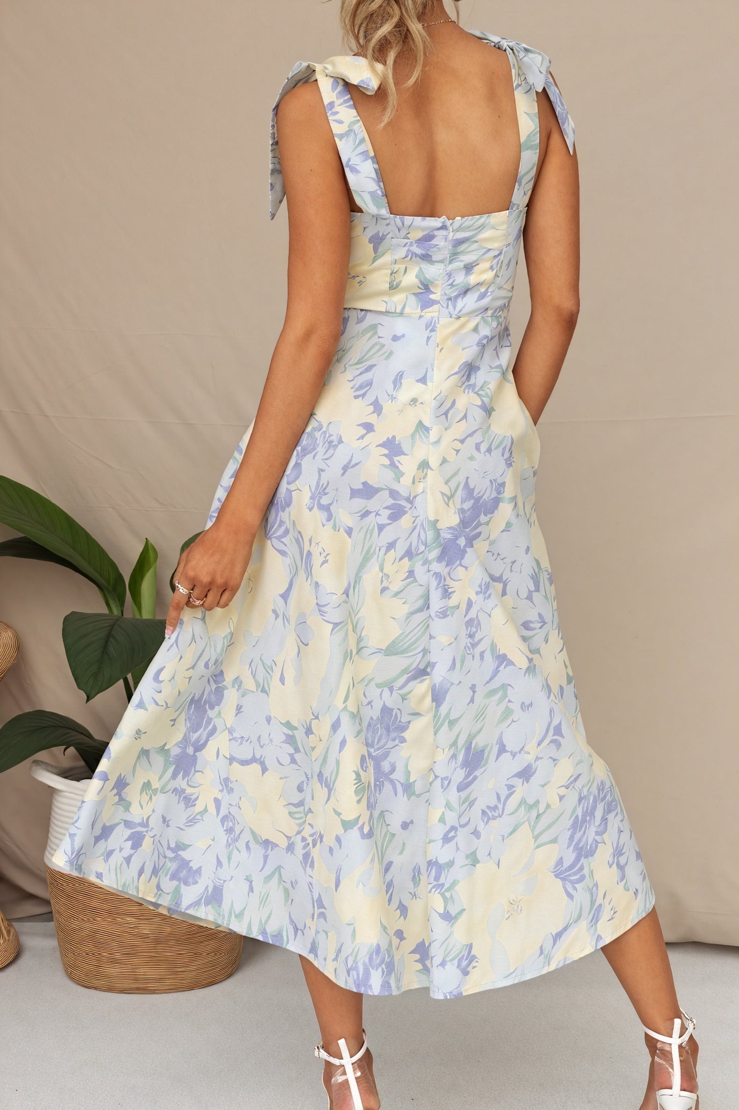 Geblümtes Midi-Kleid mit Bindedetail