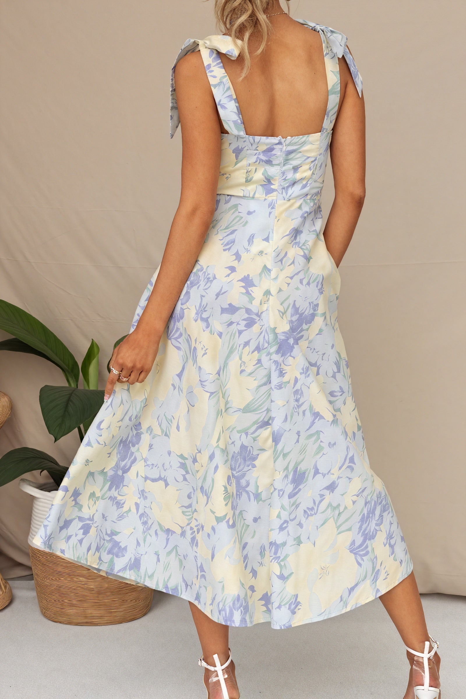 Geblümtes Midi-Kleid mit Bindedetail