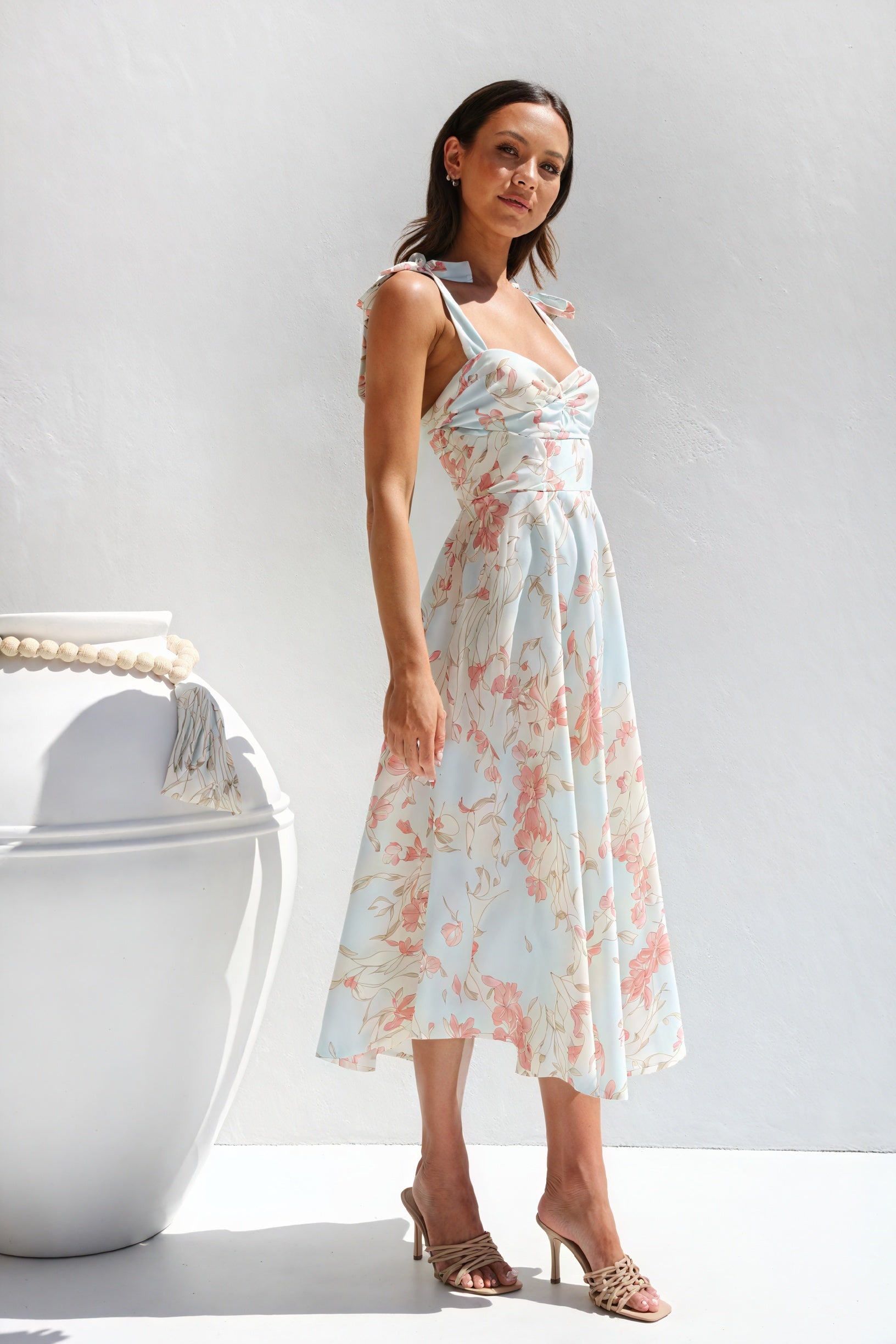 Geblümtes Midi-Kleid mit Bindedetail