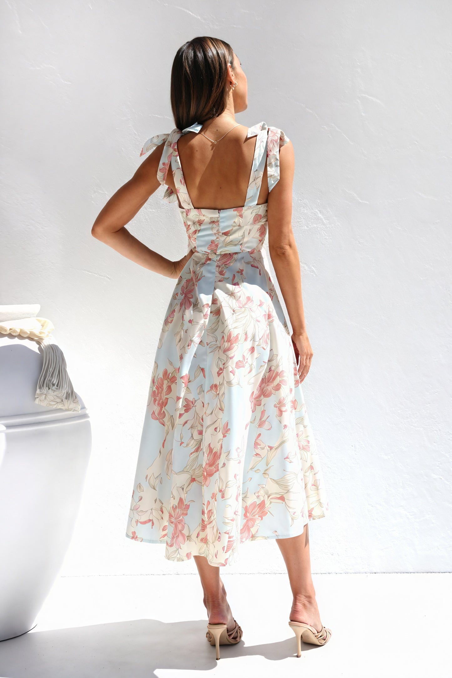Geblümtes Midi-Kleid mit Bindedetail