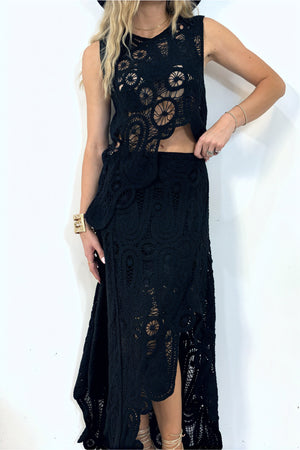 Gehäkeltes Kleid mit Cut-Outs und Schlitz