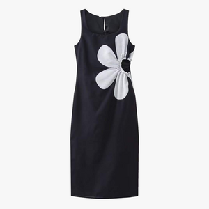 Figurbetontes Kleid mit floralem Design