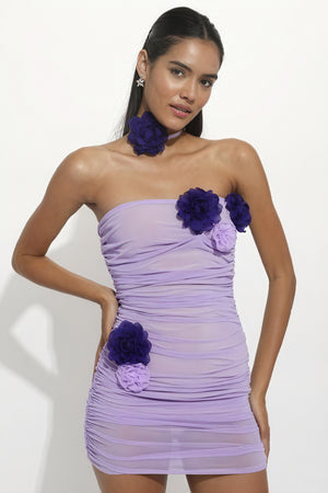 Elegantes Mini-Kleid mit floralen Details