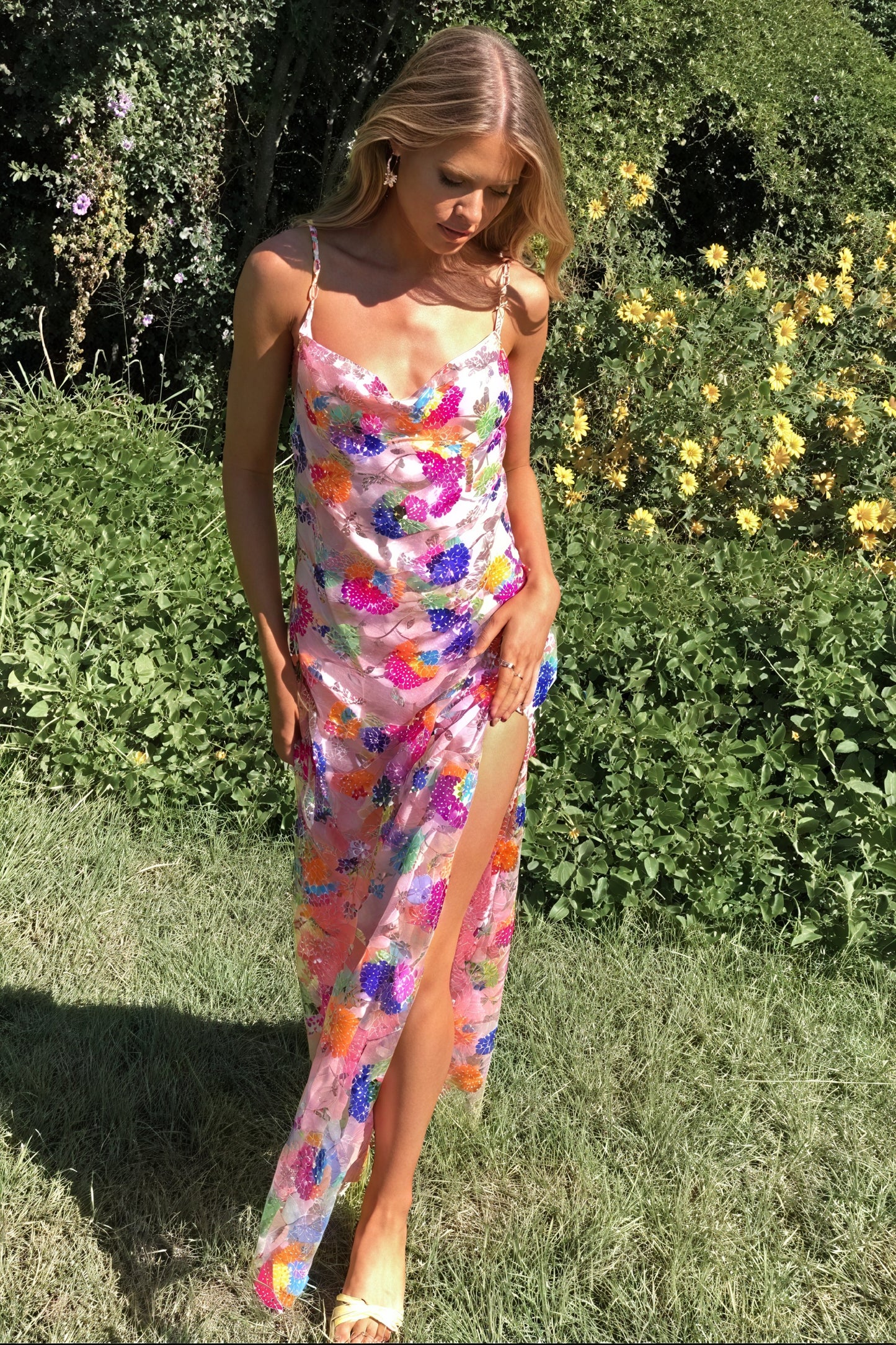 Blumenkleid mit offenem Rücken