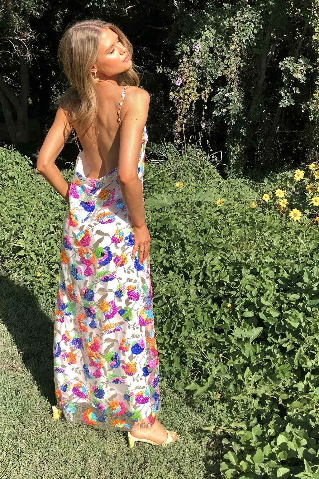 Blumenkleid mit offenem Rücken