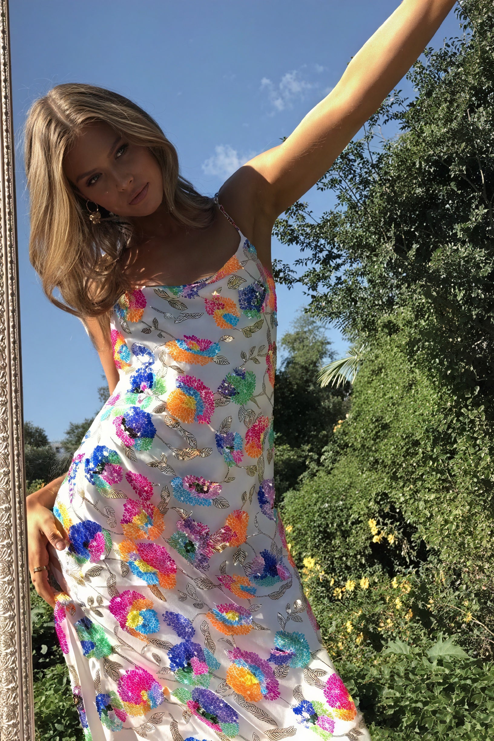 Blumenkleid mit offenem Rücken