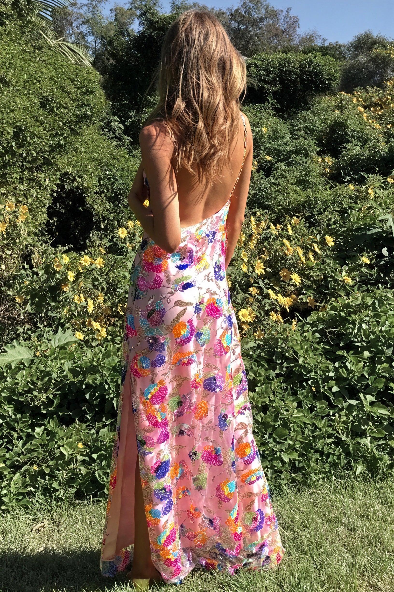 Blumenkleid mit offenem Rücken