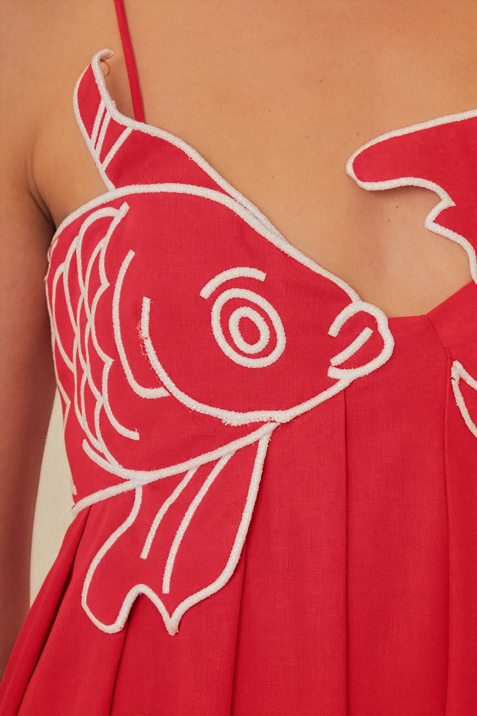 Fließendes Kleid mit verspieltem Detail