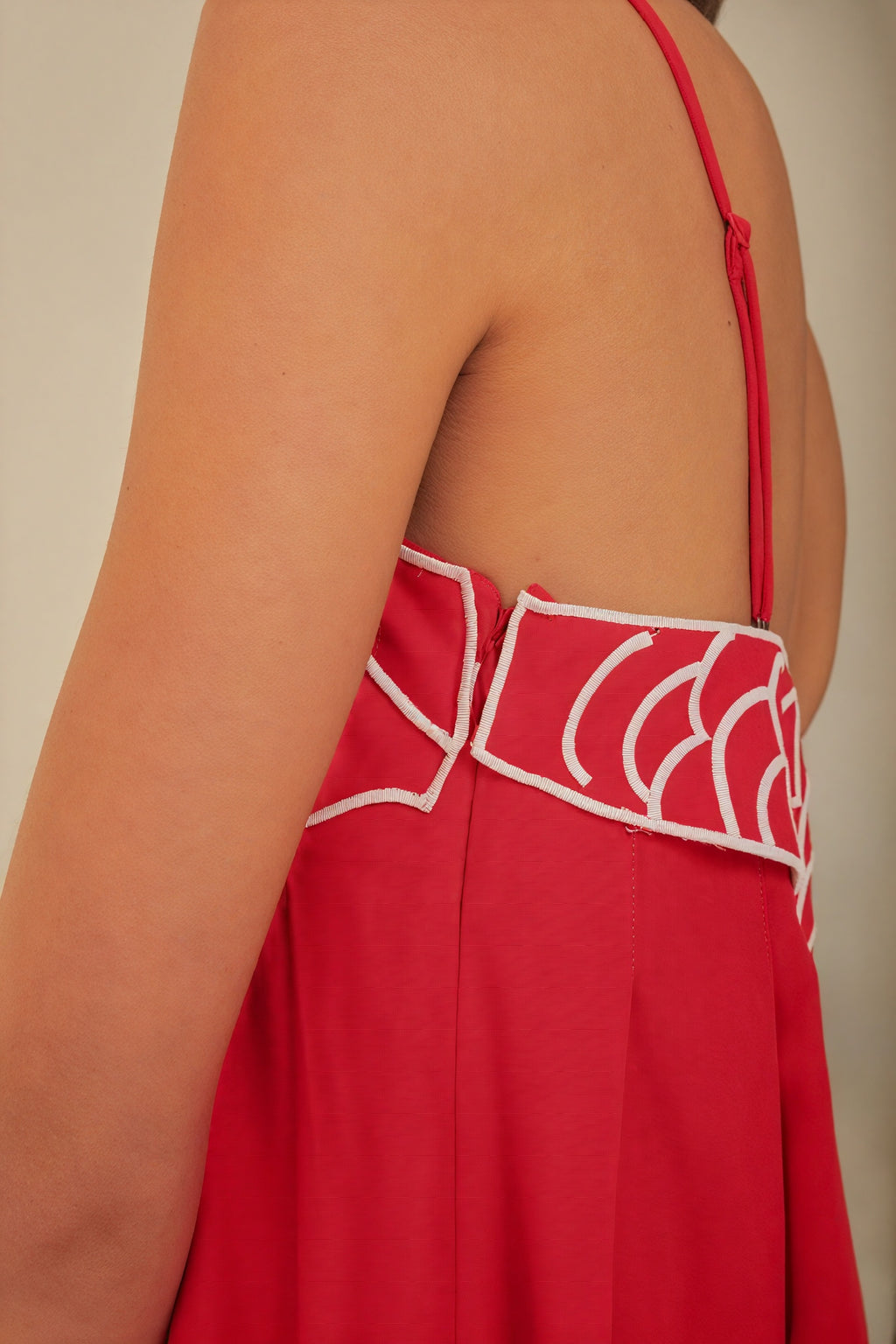 Fließendes Kleid mit verspieltem Detail