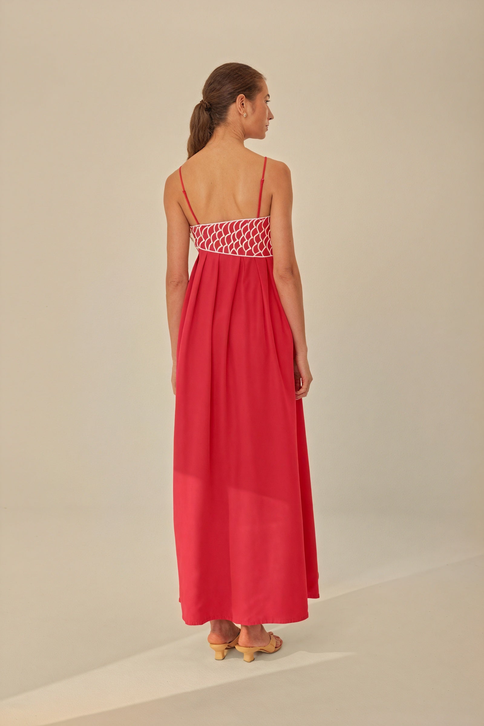 Fließendes Kleid mit verspieltem Detail