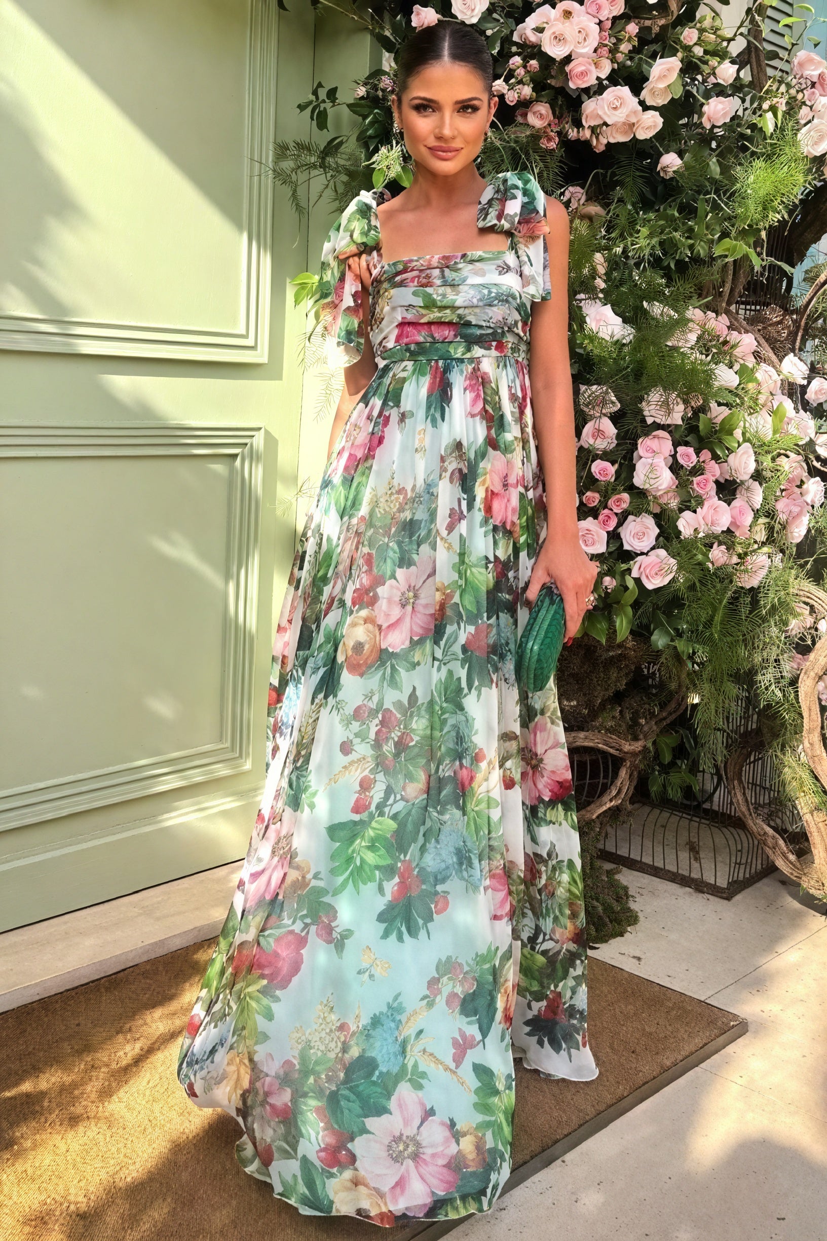 Blumiges Kleid mit fließendem Schnitt