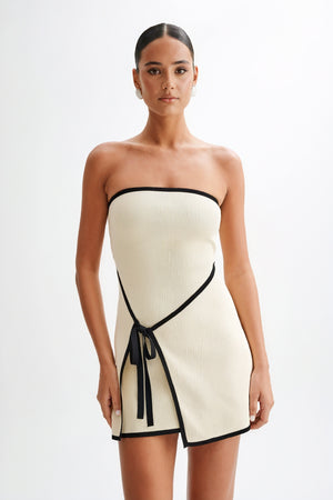 Figurbetontes Minikleid mit Taillenband
