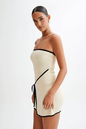 Figurbetontes Minikleid mit Taillenband