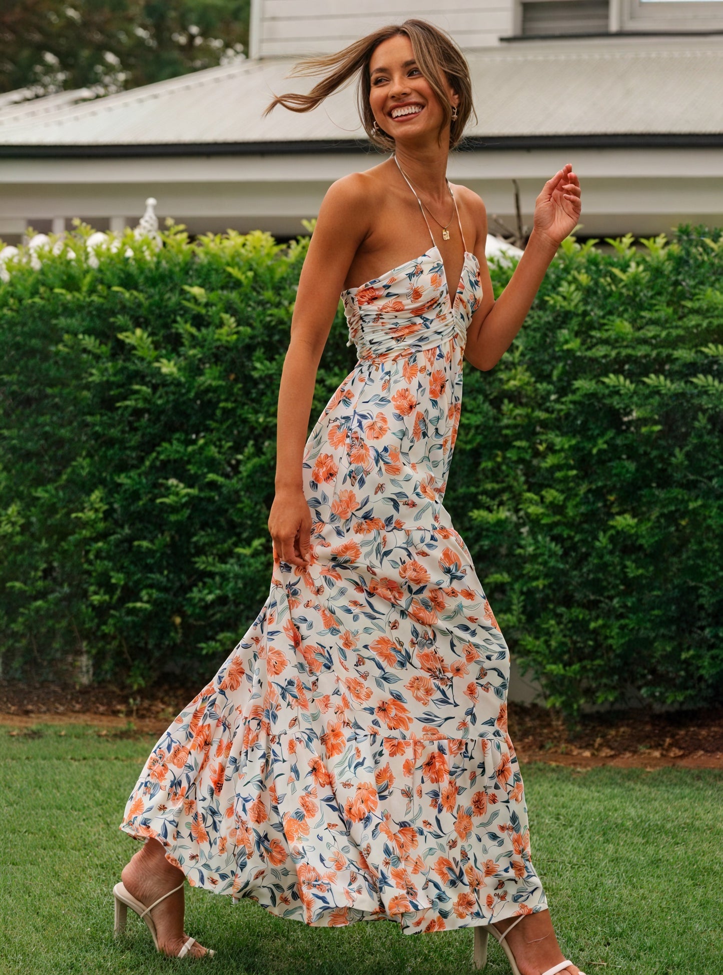 Maxikleid mit Blumenmuster und Neckholder