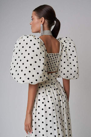 Sommerliches Punktmuster-Kleid mit Schlitz