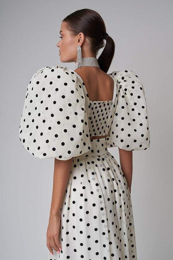 Sommerliches Punktmuster-Kleid mit Schlitz