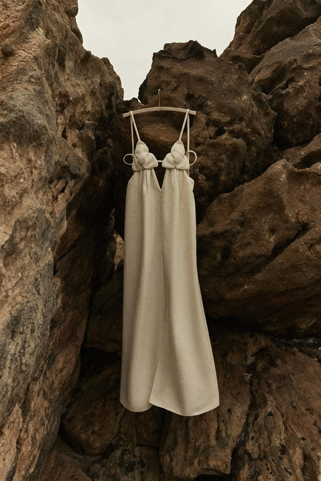 Bodenlanges Kleid mit floralen Details