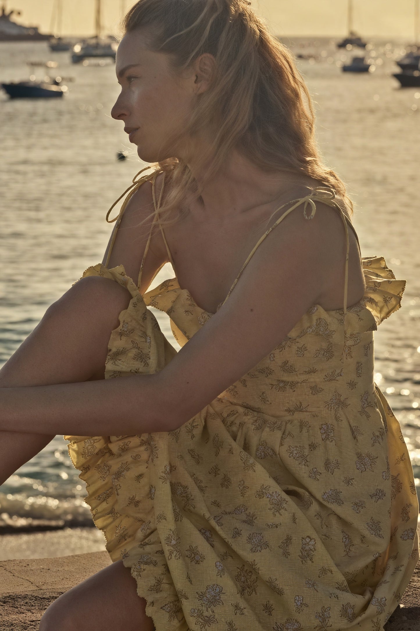 Geblümtes Midikleid mit Rüschenbesatz