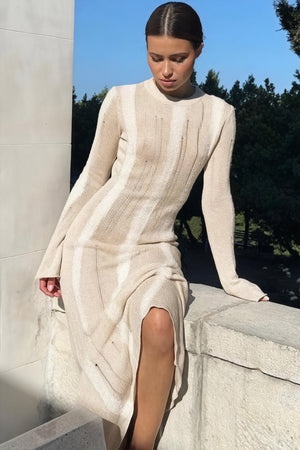 Minimalistisches Strickkleid mit Perforierung