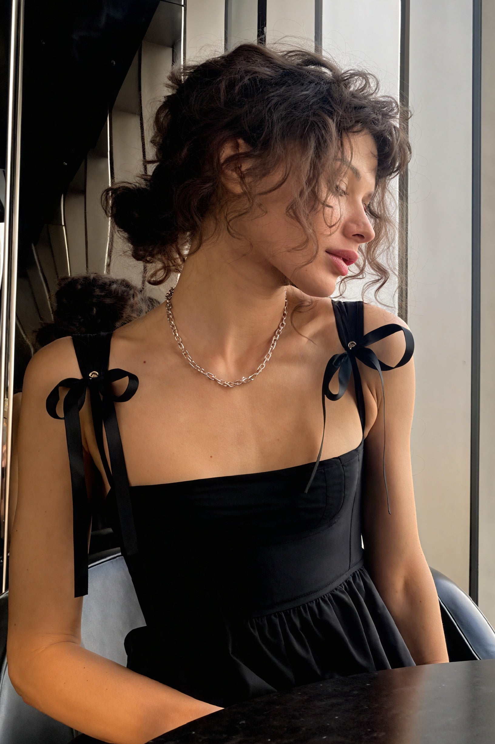 Mini-Kleid mit Schleifendetails