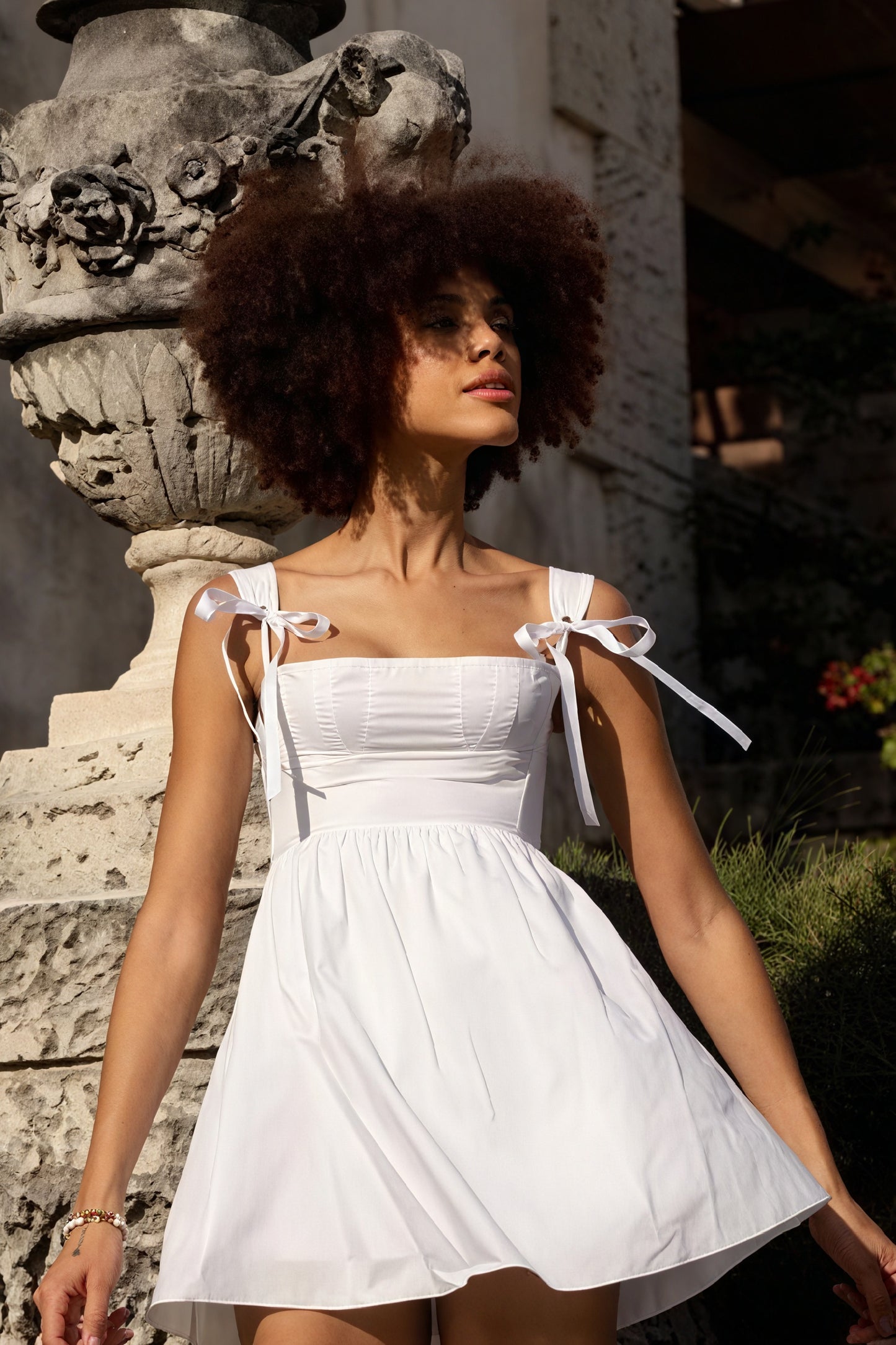 Mini-Kleid mit Schleifendetails