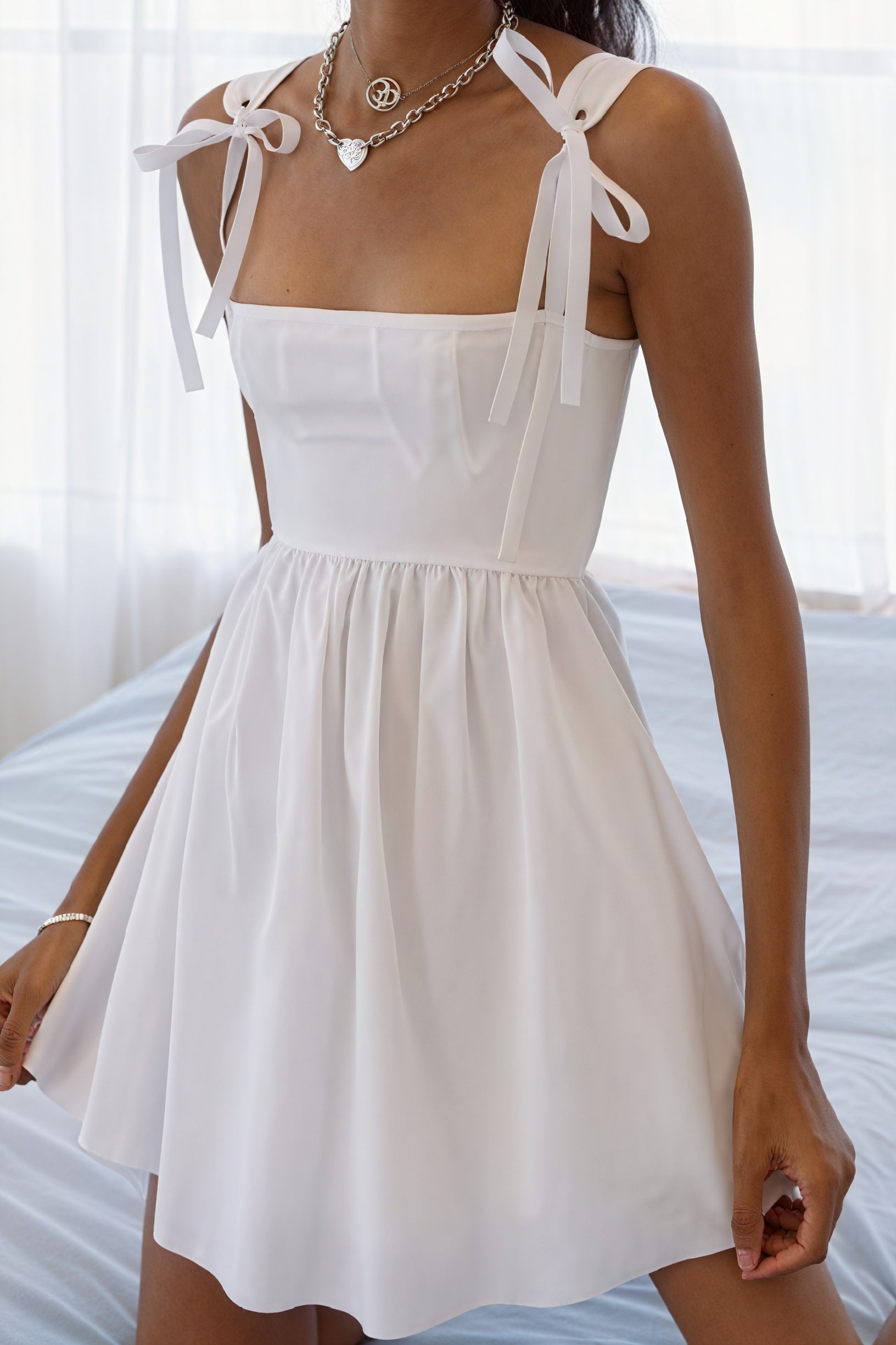 Mini-Kleid mit Schleifendetails