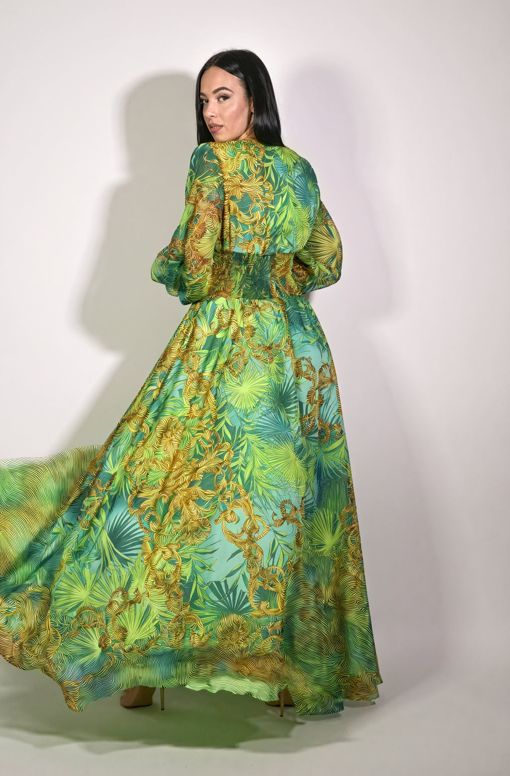 Fließendes Maxikleid mit abstraktem Muster