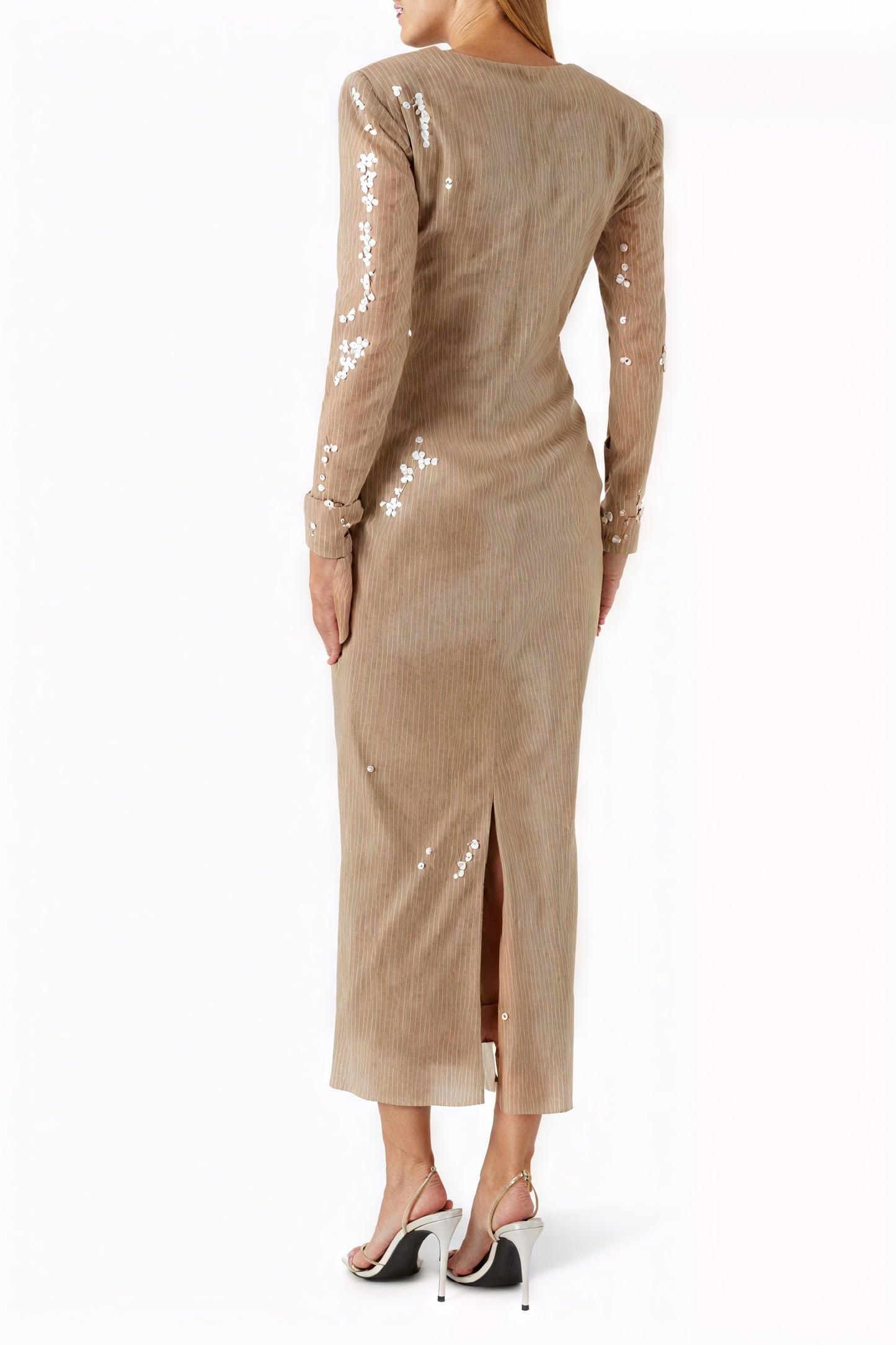 Glanzvolles Abendkleid mit floralen Details