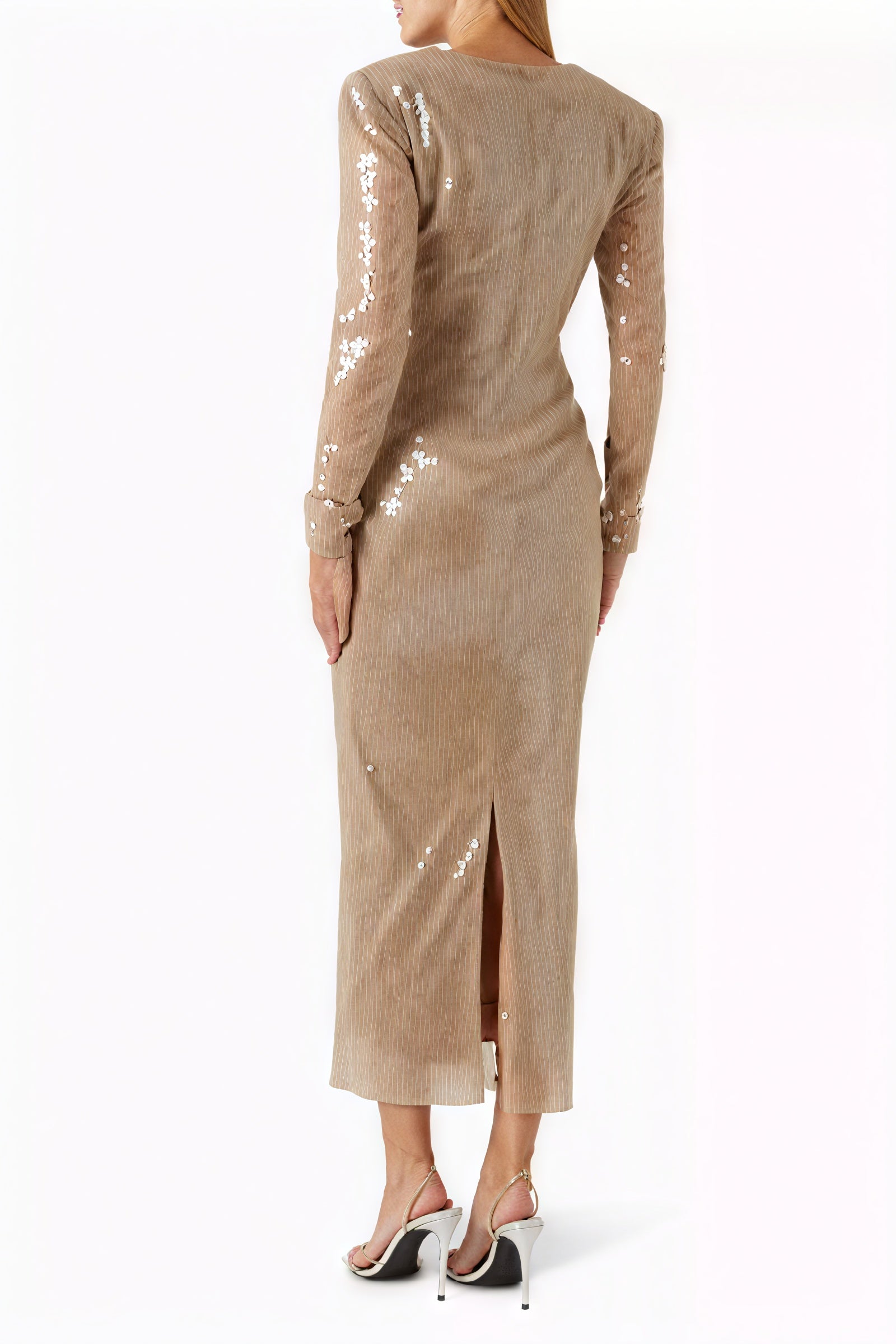 Glanzvolles Abendkleid mit floralen Details