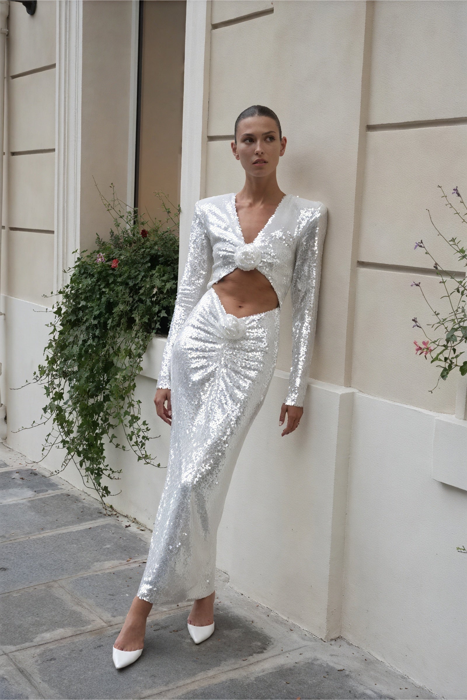 Glanzvolles Abendkleid mit floralen Details