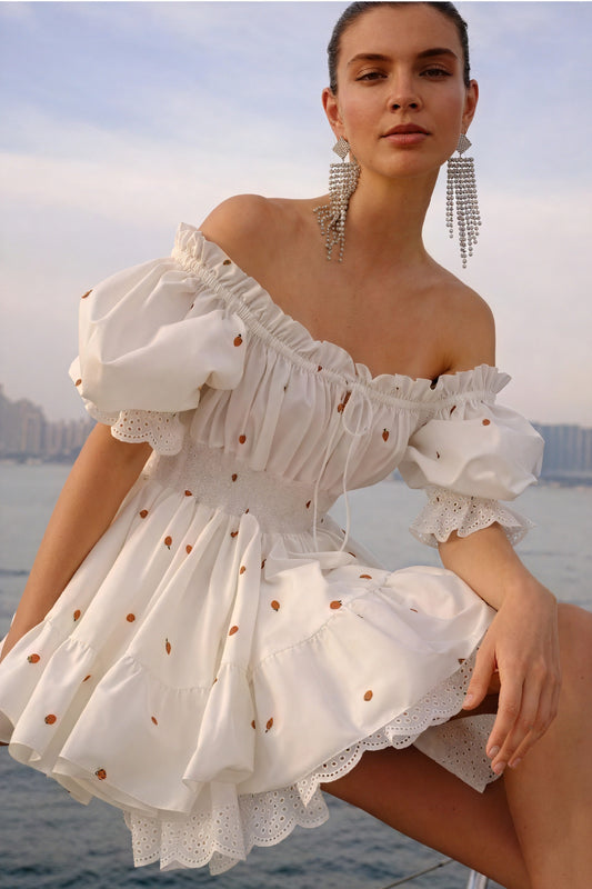 Verspieltes Kleid mit Stickerei-Details