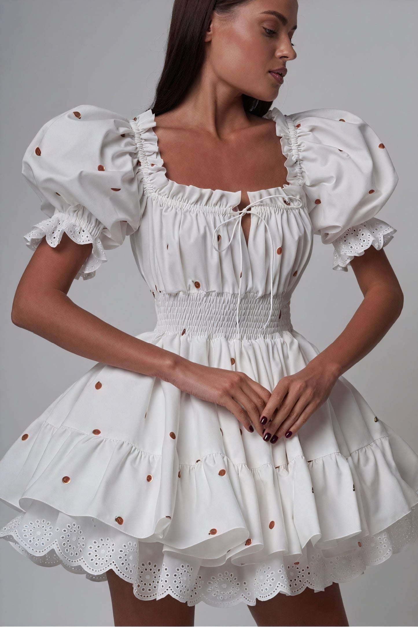 Verspieltes Kleid mit Stickerei-Details