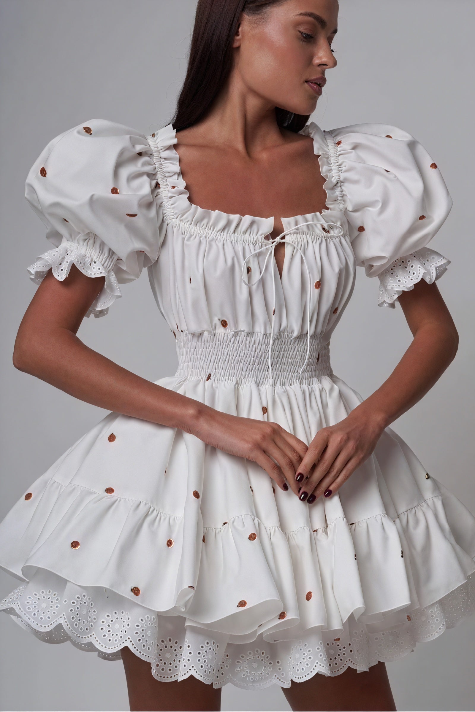 Verspieltes Kleid mit Stickerei-Details